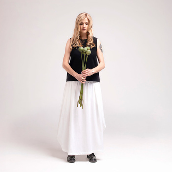 SPÓDNICA AWANGARDOWA Z GNIECONEJ, STRUKTURALNEJ BAWEŁNY, ZŁAMANA BIEL