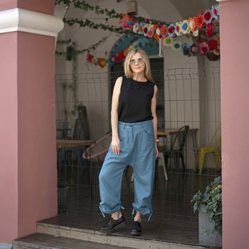 BOURETTE AWANGARDOWE SPODNIE Z OBNIŻONYM KROKIEM I WIĄZANYMI MANKIETAMI, Z JEDWABIU I BAWEŁNY, INTENSYWNIE BŁĘKITNE