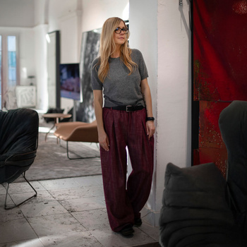 SPODNIE Z ZAKŁADKAMI Z DENIMU W KOLORZE BORDOWYM