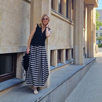 SPÓDNICA AWANGARDOWA Z GNIECONEJ, STRUKTURALNEJ BAWEŁNY, ZŁAMANA BIEL