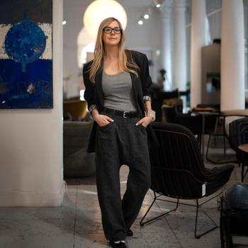 AWANGARDOWE SPODNIE Z OBNIŻONYM KROKIEM I WIĄZANYMI MANKIETAMI, CIEMNE SZARE