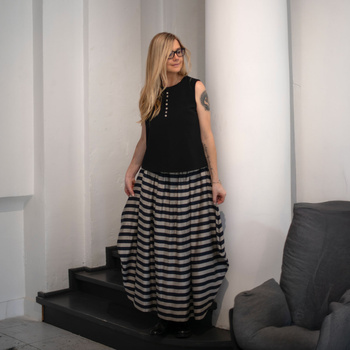 SPÓDNICA AWANGARDOWA Z GNIECONEJ, STRUKTURALNEJ BAWEŁNY, ZŁAMANA BIEL